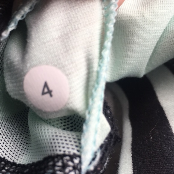 Lululemon flow-Y bra in mint and black - Picture 6 of 7